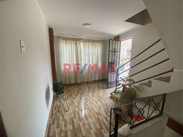 Vendo Casa De 3 Pisos + Azotea + Cochera