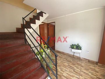 Vendo Casa De 3 Pisos + Azotea + Cochera