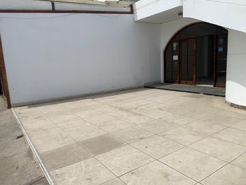 Local Comercial de 145 m² en Av Principal de San Bartolo