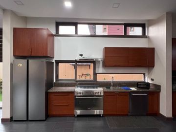 FOR SALE: PREMIUM 2 STOREY MODERN HOUSE & LOT WITH BASEMENT PARKING