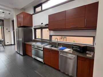 FOR SALE: PREMIUM 2 STOREY MODERN HOUSE & LOT WITH BASEMENT PARKING