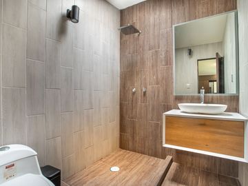 Casa en venta Colon de Echegaray 3 Rec, 3 autos, 2.5 baños, remodelada hace 3 años