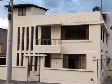 Casa en Venta 2 pisos: Uyumbicho Centro; Cantón Mejía