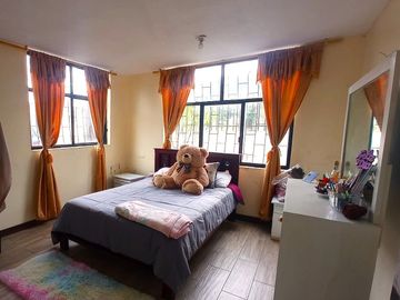 Casa en Venta 2 pisos: Uyumbicho Centro; Cantón Mejía