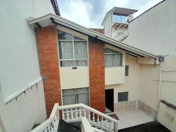 EN VENTA, EN LA CIUDAD DE LOJA, DETRAS DEL SUPERMAXI, CASA CON PROYECCIÓN COMERCIAL DE 3 HABITACIONES