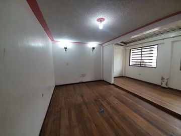 EN VENTA, EN LA CIUDAD DE LOJA, DETRAS DEL SUPERMAXI, CASA CON PROYECCIÓN COMERCIAL DE 3 HABITACIONES