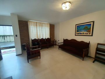 EN VENTA, EN LA CIUDAD DE LOJA, DETRAS DEL SUPERMAXI, CASA CON PROYECCIÓN COMERCIAL DE 3 HABITACIONES