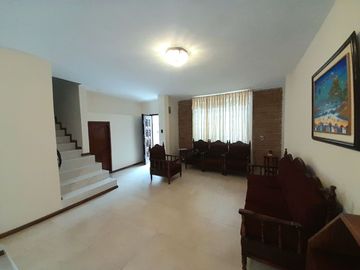 EN VENTA, EN LA CIUDAD DE LOJA, DETRAS DEL SUPERMAXI, CASA CON PROYECCIÓN COMERCIAL DE 3 HABITACIONES