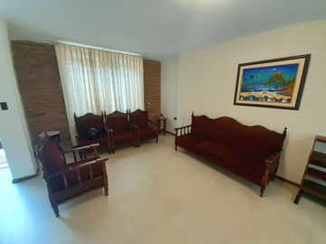 EN VENTA, EN LA CIUDAD DE LOJA, DETRAS DEL SUPERMAXI, CASA CON PROYECCIÓN COMERCIAL DE 3 HABITACIONES