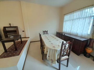 EN VENTA, EN LA CIUDAD DE LOJA, DETRAS DEL SUPERMAXI, CASA CON PROYECCIÓN COMERCIAL DE 3 HABITACIONES