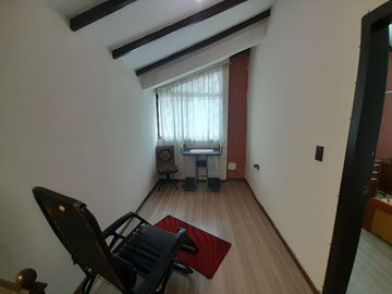 EN VENTA, EN LA CIUDAD DE LOJA, DETRAS DEL SUPERMAXI, CASA CON PROYECCIÓN COMERCIAL DE 3 HABITACIONES