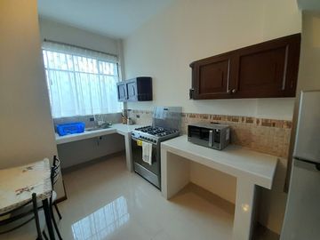EN VENTA, EN LA CIUDAD DE LOJA, DETRAS DEL SUPERMAXI, CASA CON PROYECCIÓN COMERCIAL DE 3 HABITACIONES