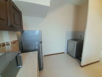 EN VENTA, EN LA CIUDAD DE LOJA, DETRAS DEL SUPERMAXI, CASA CON PROYECCIÓN COMERCIAL DE 3 HABITACIONES