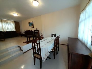 EN VENTA, EN LA CIUDAD DE LOJA, DETRAS DEL SUPERMAXI, CASA CON PROYECCIÓN COMERCIAL DE 3 HABITACIONES