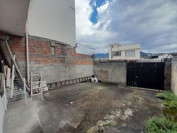 EN VENTA, EN LA CIUDAD DE LOJA, DETRAS DEL SUPERMAXI, CASA CON PROYECCIÓN COMERCIAL DE 3 HABITACIONES