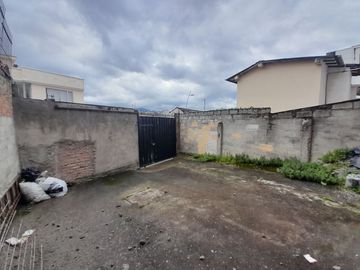 EN VENTA, EN LA CIUDAD DE LOJA, DETRAS DEL SUPERMAXI, CASA CON PROYECCIÓN COMERCIAL DE 3 HABITACIONES