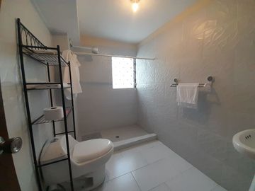 EN VENTA, EN LA CIUDAD DE LOJA, DETRAS DEL SUPERMAXI, CASA CON PROYECCIÓN COMERCIAL DE 3 HABITACIONES