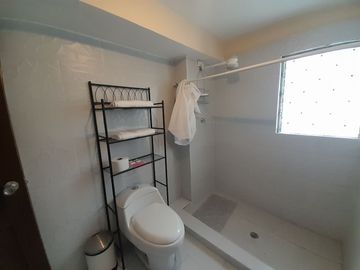 EN VENTA, EN LA CIUDAD DE LOJA, DETRAS DEL SUPERMAXI, CASA CON PROYECCIÓN COMERCIAL DE 3 HABITACIONES