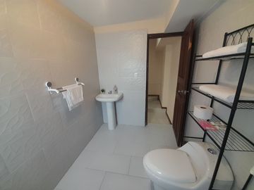 EN VENTA, EN LA CIUDAD DE LOJA, DETRAS DEL SUPERMAXI, CASA CON PROYECCIÓN COMERCIAL DE 3 HABITACIONES