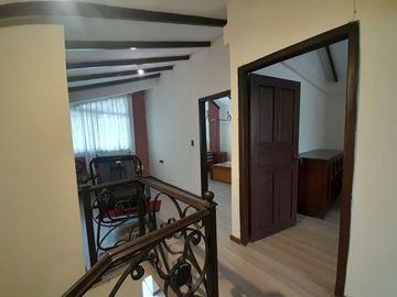 EN VENTA, EN LA CIUDAD DE LOJA, DETRAS DEL SUPERMAXI, CASA CON PROYECCIÓN COMERCIAL DE 3 HABITACIONES