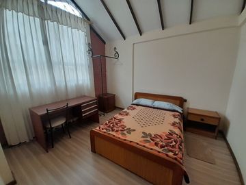 EN VENTA, EN LA CIUDAD DE LOJA, DETRAS DEL SUPERMAXI, CASA CON PROYECCIÓN COMERCIAL DE 3 HABITACIONES