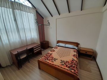 EN VENTA, EN LA CIUDAD DE LOJA, DETRAS DEL SUPERMAXI, CASA CON PROYECCIÓN COMERCIAL DE 3 HABITACIONES