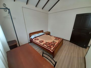 EN VENTA, EN LA CIUDAD DE LOJA, DETRAS DEL SUPERMAXI, CASA CON PROYECCIÓN COMERCIAL DE 3 HABITACIONES