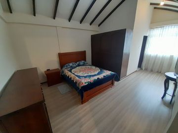 EN VENTA, EN LA CIUDAD DE LOJA, DETRAS DEL SUPERMAXI, CASA CON PROYECCIÓN COMERCIAL DE 3 HABITACIONES