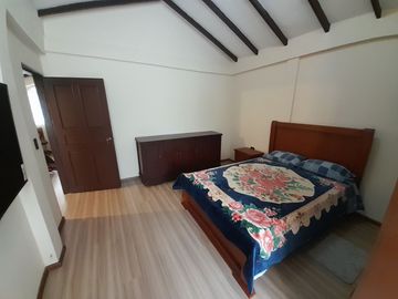 EN VENTA, EN LA CIUDAD DE LOJA, DETRAS DEL SUPERMAXI, CASA CON PROYECCIÓN COMERCIAL DE 3 HABITACIONES