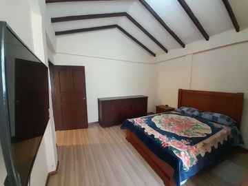 EN VENTA, EN LA CIUDAD DE LOJA, DETRAS DEL SUPERMAXI, CASA CON PROYECCIÓN COMERCIAL DE 3 HABITACIONES