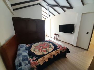 EN VENTA, EN LA CIUDAD DE LOJA, DETRAS DEL SUPERMAXI, CASA CON PROYECCIÓN COMERCIAL DE 3 HABITACIONES