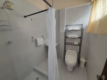 EN VENTA, EN LA CIUDAD DE LOJA, DETRAS DEL SUPERMAXI, CASA CON PROYECCIÓN COMERCIAL DE 3 HABITACIONES