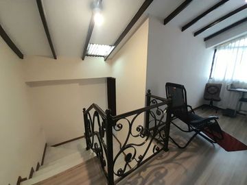 EN VENTA, EN LA CIUDAD DE LOJA, DETRAS DEL SUPERMAXI, CASA CON PROYECCIÓN COMERCIAL DE 3 HABITACIONES
