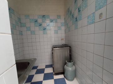 Clasico Y Bien Ubicado Dpto De Primer Piso En Lince Cerca A Av Canevaro