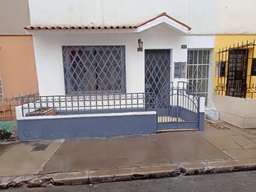 Clasico Y Bien Ubicado Dpto De Primer Piso En Lince Cerca A Av Canevaro