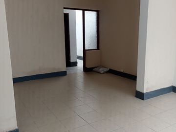 Clasico Y Bien Ubicado Dpto De Primer Piso En Lince Cerca A Av Canevaro