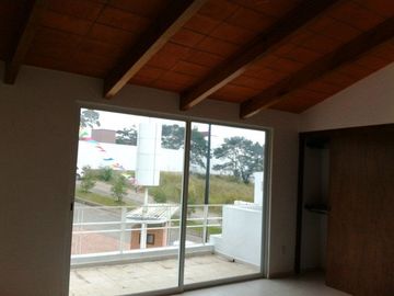 Casa Estilo Mexicano Contemporáneo en privada con áreas verdes y juegos infantiles