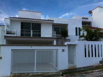Casa Estilo Mexicano Contemporáneo en privada con áreas verdes y juegos infantiles
