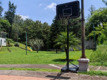 Casa Estilo Mexicano Contemporáneo en privada con áreas verdes y juegos infantiles