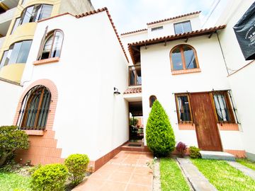 🏡🔑 ¡𝗢𝗣𝗢𝗥𝗧𝗨𝗡𝗜𝗗𝗔𝗗 Ú𝗡𝗜𝗖𝗔! En Venta Hermosa Casa en Mayorazgo, Límite con La Molina 🌟