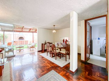 🏡🔑 ¡𝗢𝗣𝗢𝗥𝗧𝗨𝗡𝗜𝗗𝗔𝗗 Ú𝗡𝗜𝗖𝗔! En Venta Hermosa Casa en Mayorazgo, Límite con La Molina 🌟