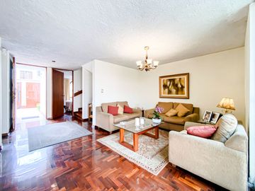 🏡🔑 ¡𝗢𝗣𝗢𝗥𝗧𝗨𝗡𝗜𝗗𝗔𝗗 Ú𝗡𝗜𝗖𝗔! En Venta Hermosa Casa en Mayorazgo, Límite con La Molina 🌟