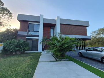 Casa  de lujo con alberca privada en venta, Yucatán Country Club, Mérida