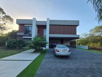 Casa  de lujo con alberca privada en venta, Yucatán Country Club, Mérida