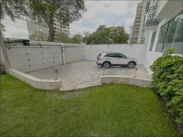 Venta espectacular departamento en San Isidro 714m2, jardines, 10 estacionamientos