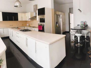 Venta espectacular departamento en San Isidro 714m2, jardines, 10 estacionamientos