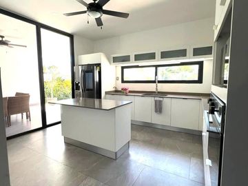 Residencia en Venta en Privada Arbórea Conkal Yucatán