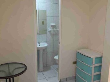 Se alquila habitación con baño privado en San Bartolo.