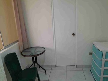 Se alquila habitación con baño privado en San Bartolo.