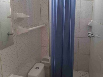 Se alquila habitación con baño privado en San Bartolo.